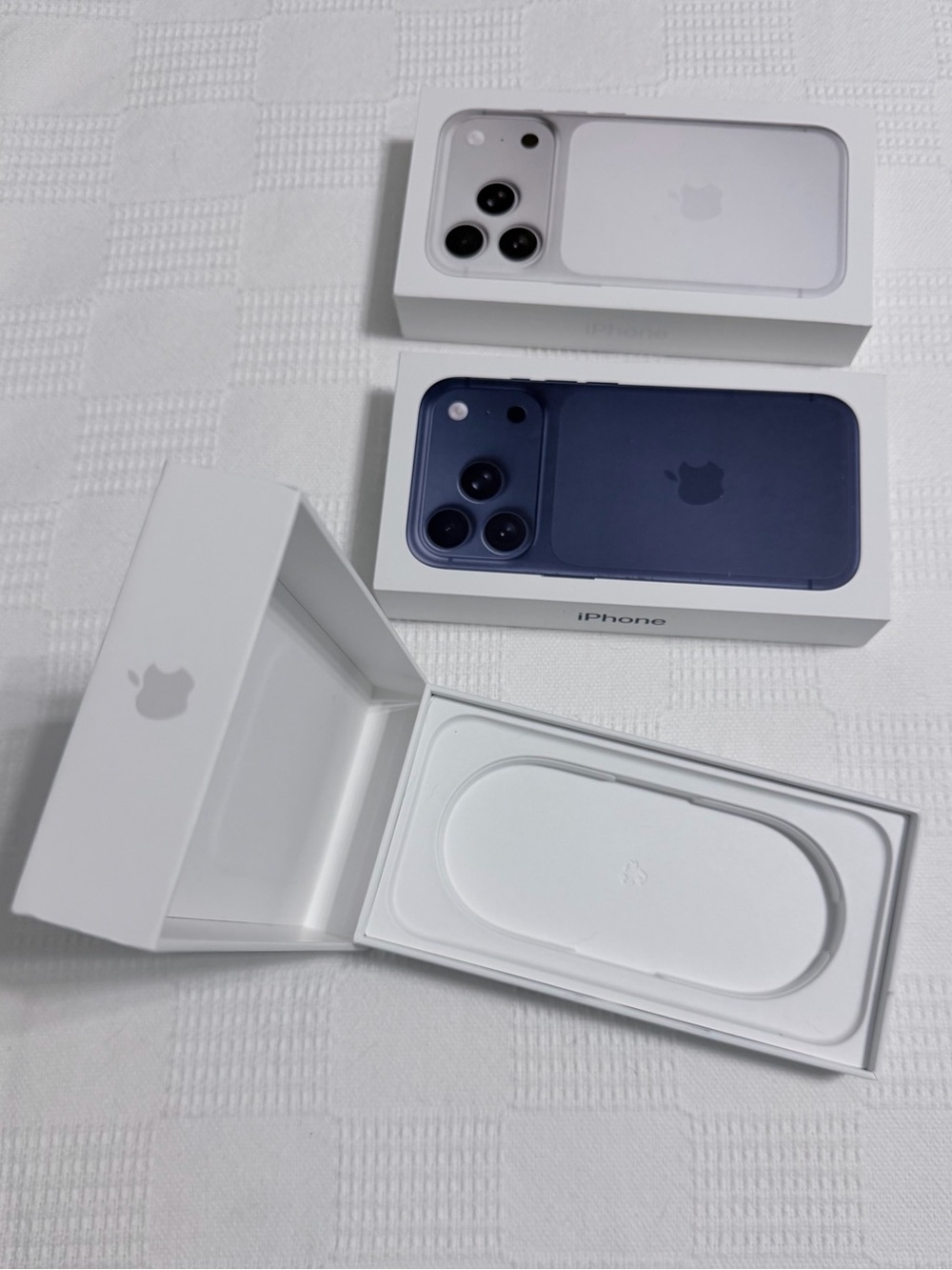 17 Pro Apple iPhone Original Box in Navy Blue and Silver